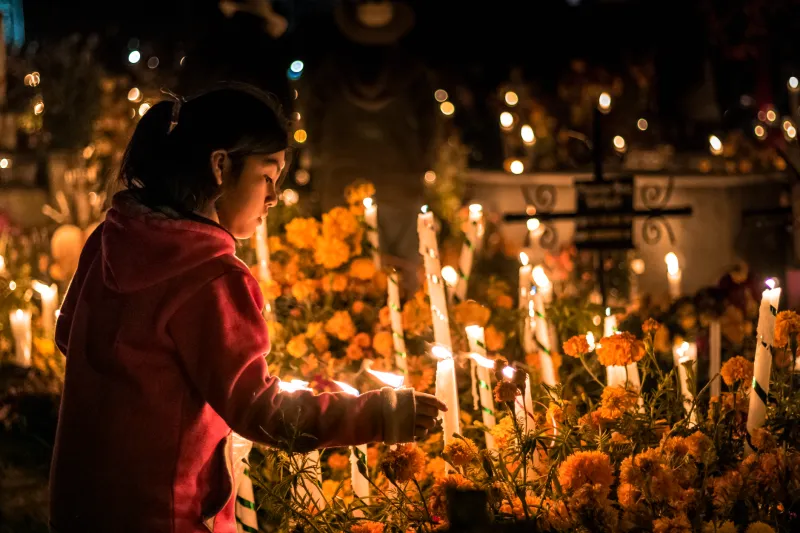 Flores de Papel y Fotos de Abuela: Cómo las Familias Chapinas Arman el Altar de Todos Santos en Pleno Corazón de Chicago