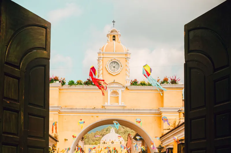 Papel, Caña y Orgullo: La Tradición del Barrilete Gigante Vuela Alto en las Ciudades de EE.UU.