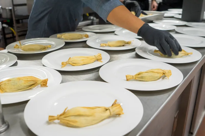 Tamales, Chuchitos y Lágrimas de Emoción: La Batalla Navideña que Toda Familia Chapina en EE.UU. Conoce